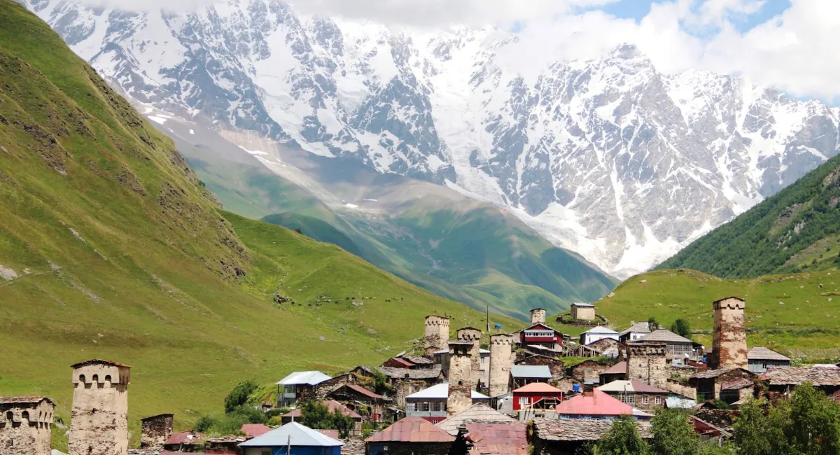 Svan towers in front of mountains